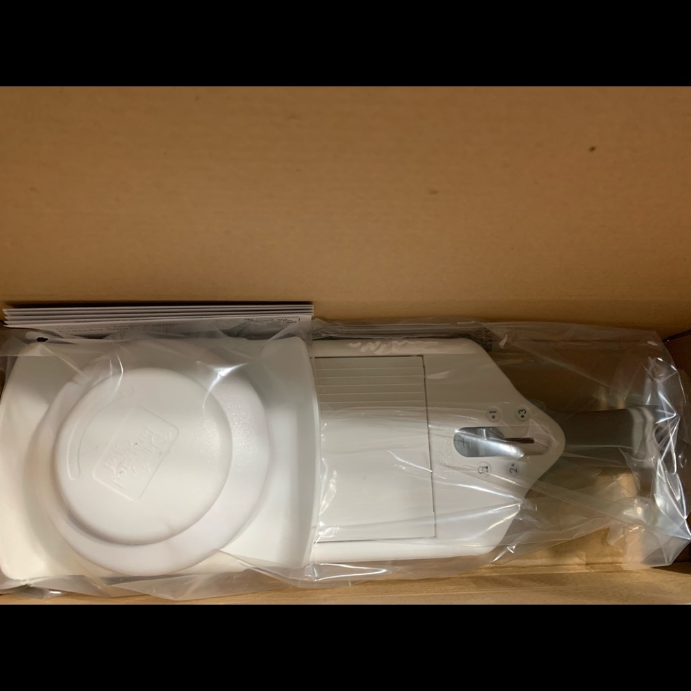 New in box Pampered Chef Simple Slicer